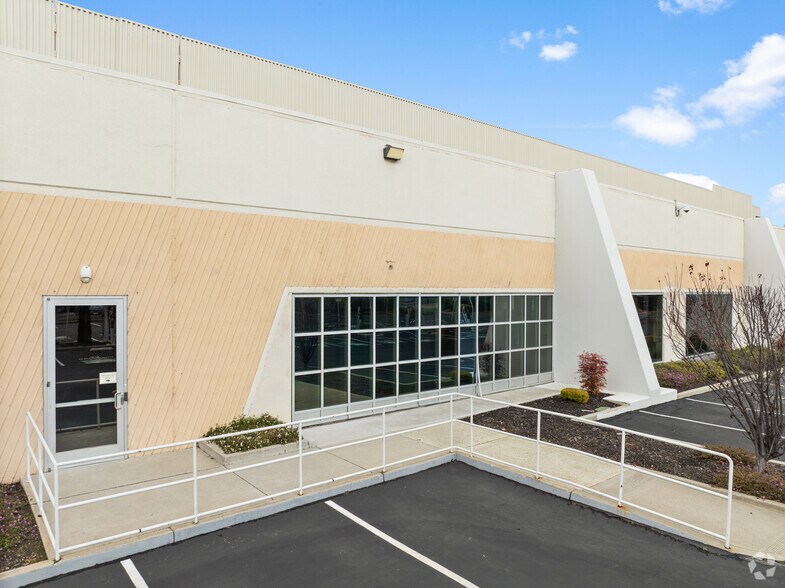 More Photos Of 195 S Milpitas Blvd, Milpitas Research And Development For Lease