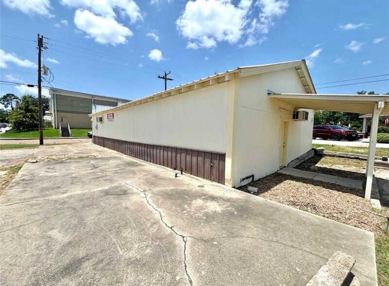 More Photos Of 110 N Zavalla St, Jasper Showroom For Sale