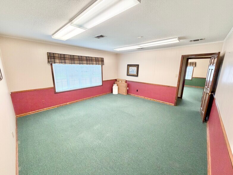 More Photos Of 105 N Hickory St, Aberdeen Flex For Sale