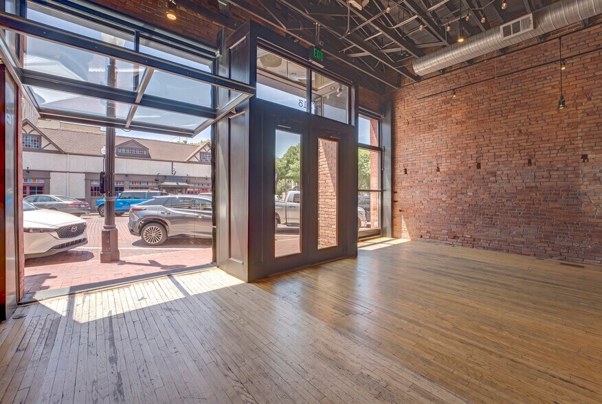 More Photos Of 1013 E 15th St, Plano Storefront For Sale