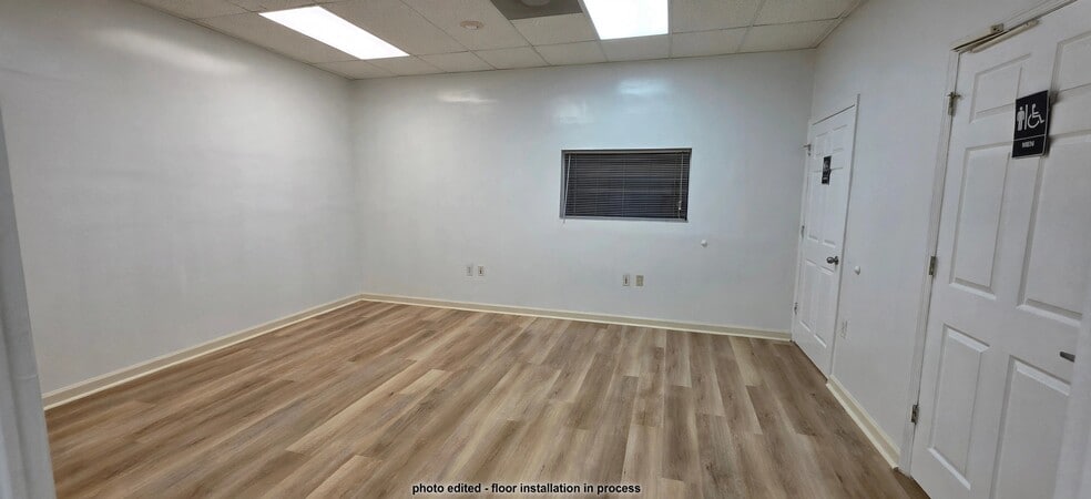 More Photos Of 7810 Kingspointe Pky, Orlando Warehouse For Lease