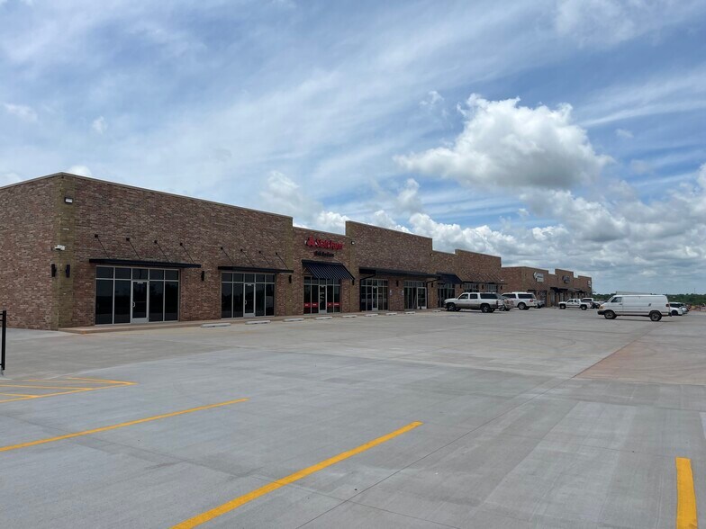 More Photos Of 2946 NW 32nd St, Newcastle Storefront Retail Office For Lease