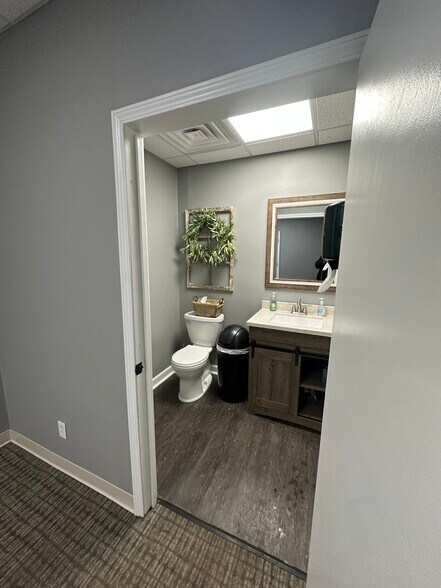 More Photos Of 1600 S Noland Rd, Independence Light Distribution For Lease