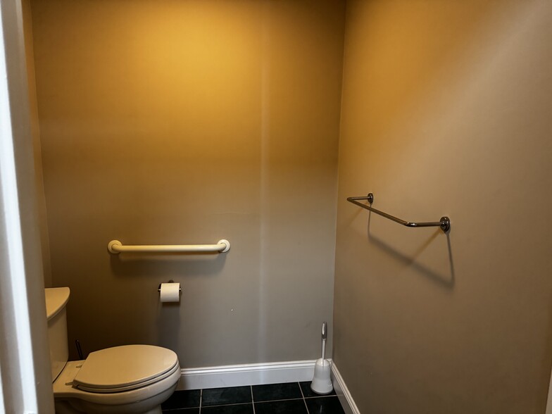 More Photos Of 5650 Merrick Rd, Massapequa General Retail For Lease
