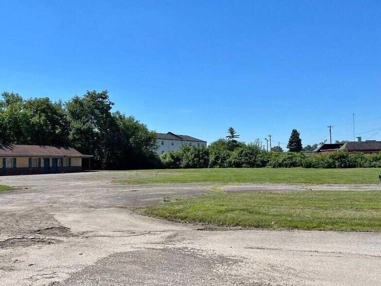 More Photos Of 1560 E 10th St, Jeffersonville Hotel For Sale