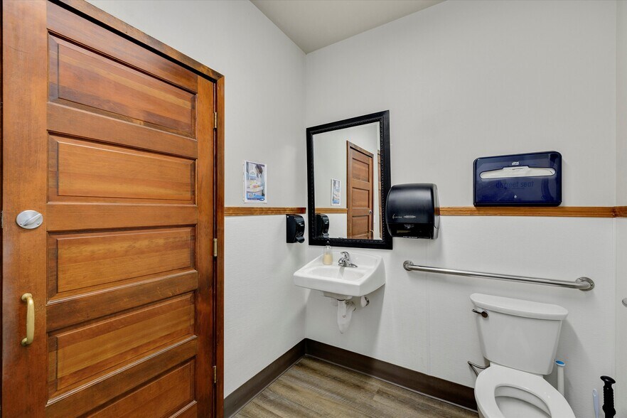 More Photos Of 113 N Elm St, Canby Restaurant For Lease