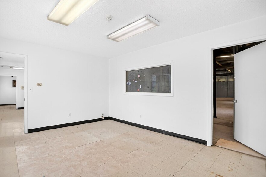 More Photos Of 903 Sayers St, Lufkin Warehouse For Sale
