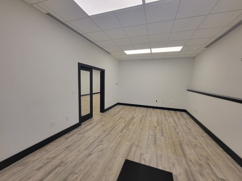 More Photos Of 3888 Mannix Dr, Naples Light Manufacturing For Lease