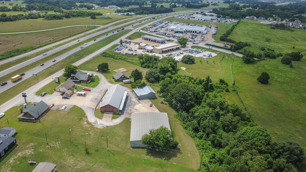 More Photos Of 1608 Highway 290 W, Brenham Showroom For Lease