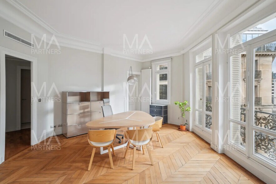 More Photos Of 14 Rue Clément Marot, Paris Office For Sale