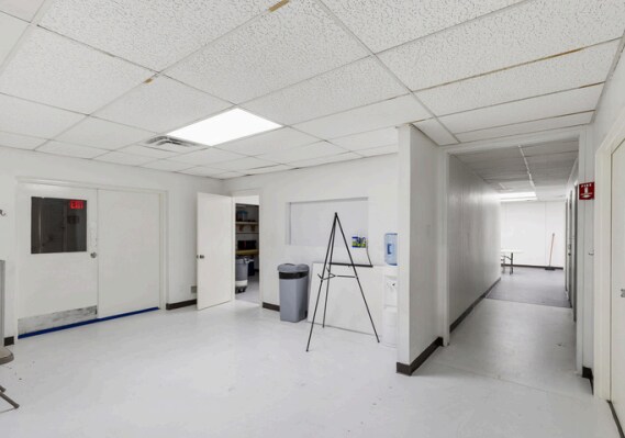 More Photos Of 725 E Walnut St, Garland Manufacturing For Sale