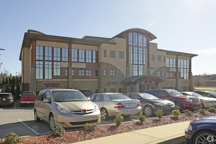 More Photos Of 8 Sheridan Sq, Kingsport Medical For Lease