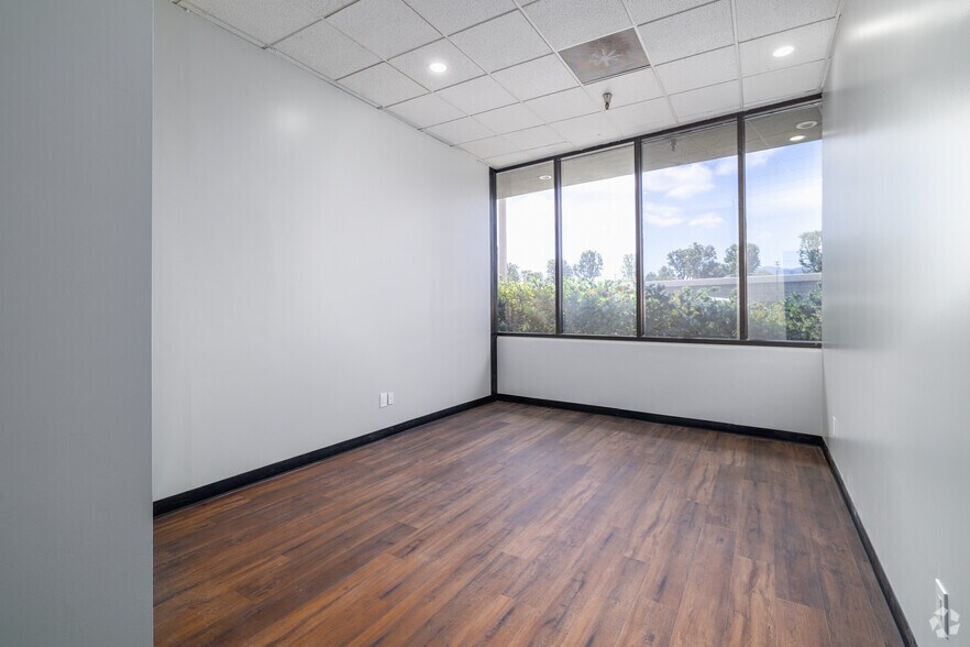 More Photos Of 1611 W Pomona Rd, Corona Unknown For Lease