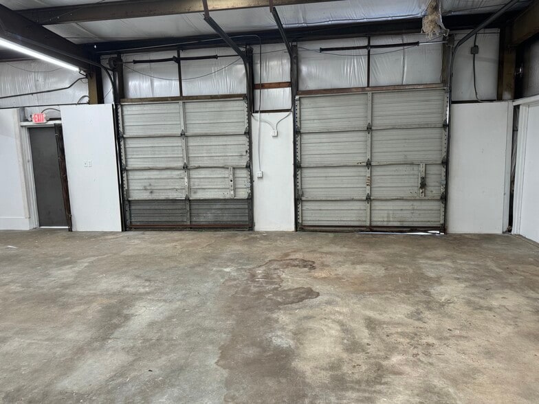 More Photos Of 943 Athens St, Gainesville Service For Lease