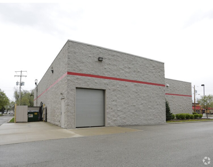 More Photos Of 220 E Norris Dr, Ottawa Freestanding For Lease