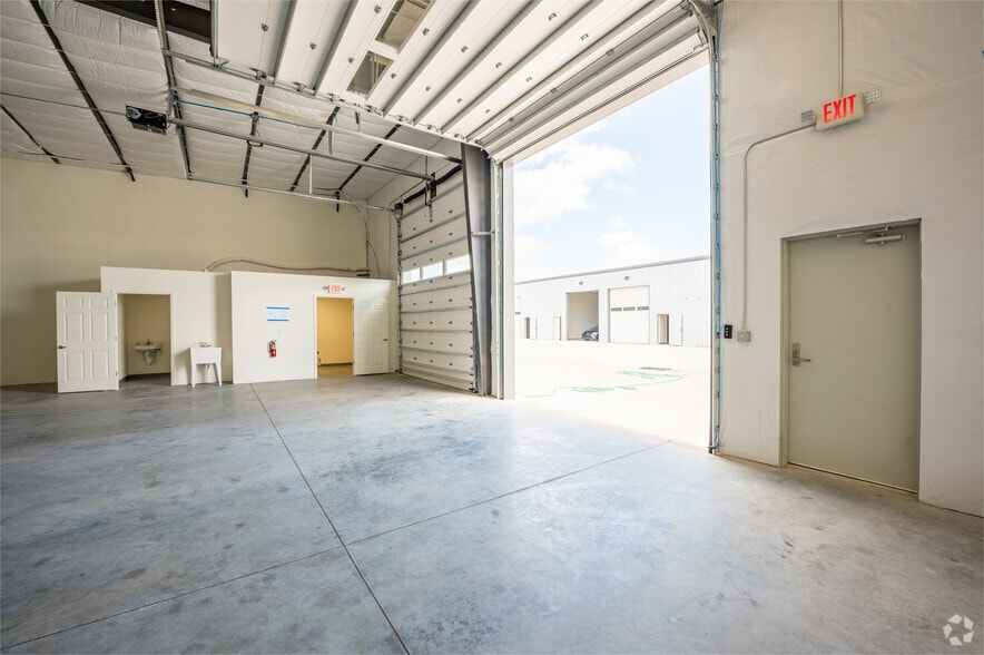 More Photos Of 4061 Thomas St, Oxford Unknown For Lease