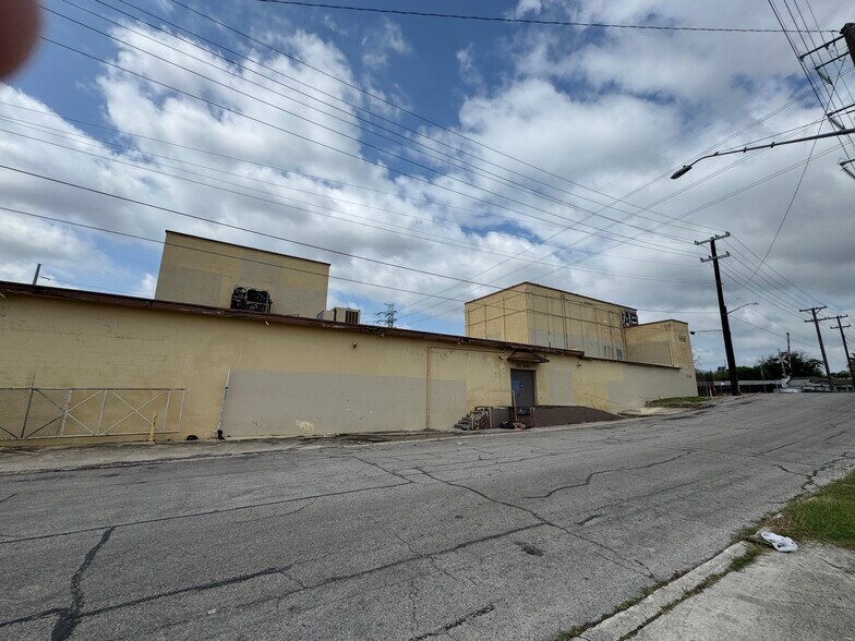 More Photos Of 226-232 Rivas St, San Antonio Manufacturing For Lease
