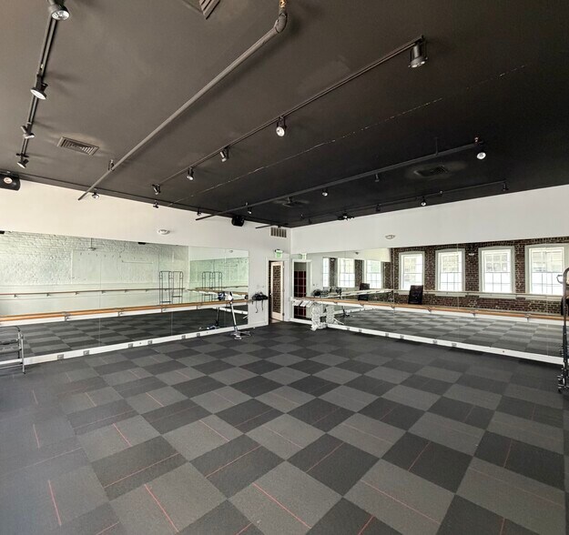 More Photos Of 10 Whitaker St, Savannah Storefront Retail Residential For Lease