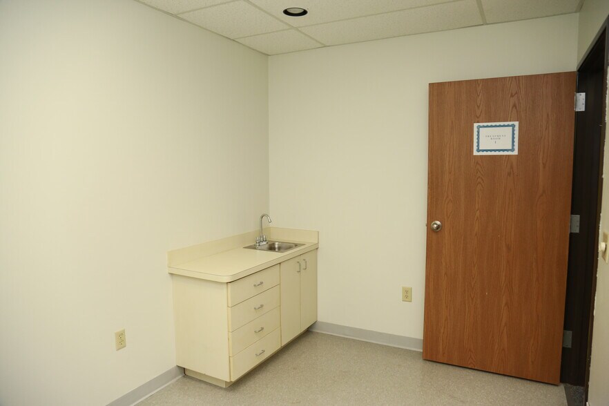 More Photos Of 2 Highland Park Dr, Uniontown Medical For Lease