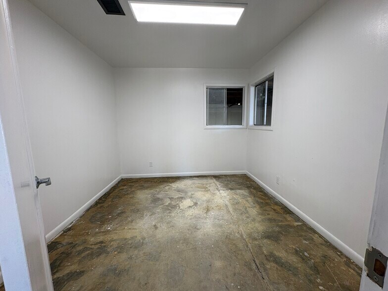 More Photos Of 2324 Railroad Ave, Redding Warehouse For Lease