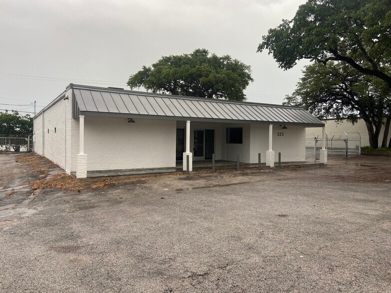 Primary Photo Of 323 Breesport St, San Antonio Light Distribution For Lease