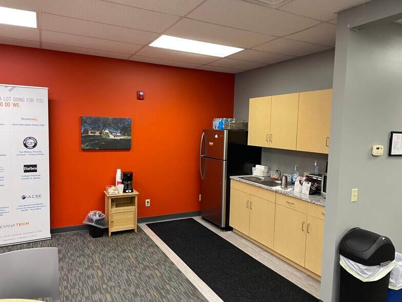 More Photos Of 881 Parkway Ave, Elkhart Medical For Lease
