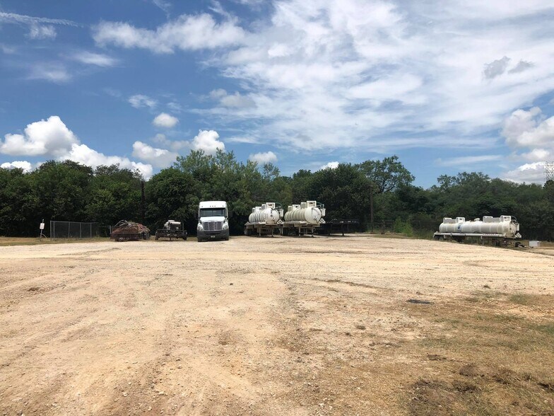 More Photos Of 12440 US Hwy 181 S, San Antonio Flex For Sale