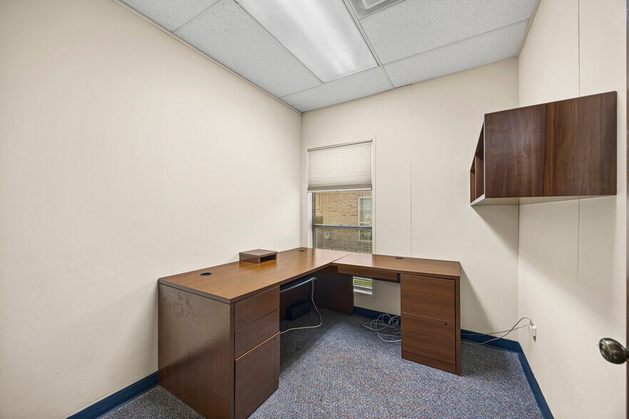 More Photos Of 105 Commercial Cir, Conroe Medical For Sale