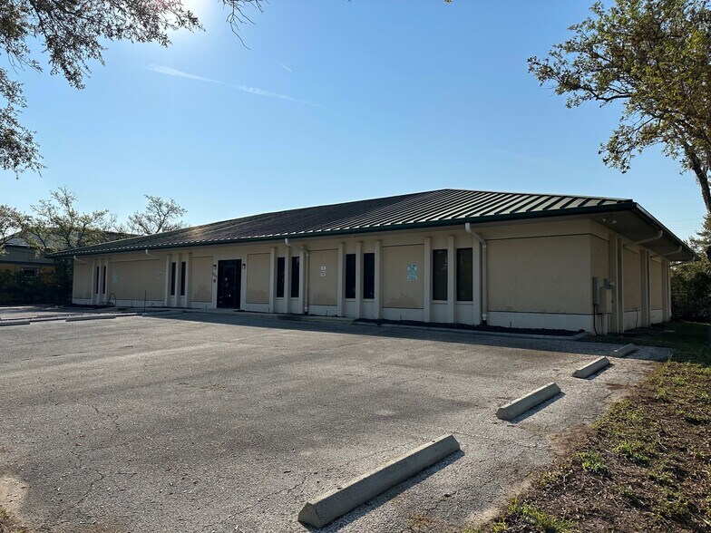 Primary Photo Of 325 Scarlett Blvd, Oldsmar Warehouse For Sale