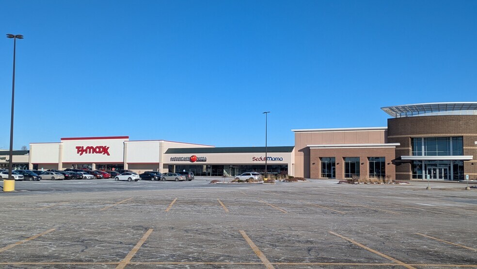 More Photos Of 2103-2109 N Veterans Pky, Bloomington Unknown For Lease