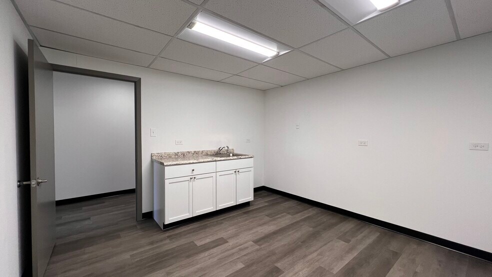 More Photos Of 4700 W 137th St, Crestwood Warehouse For Lease