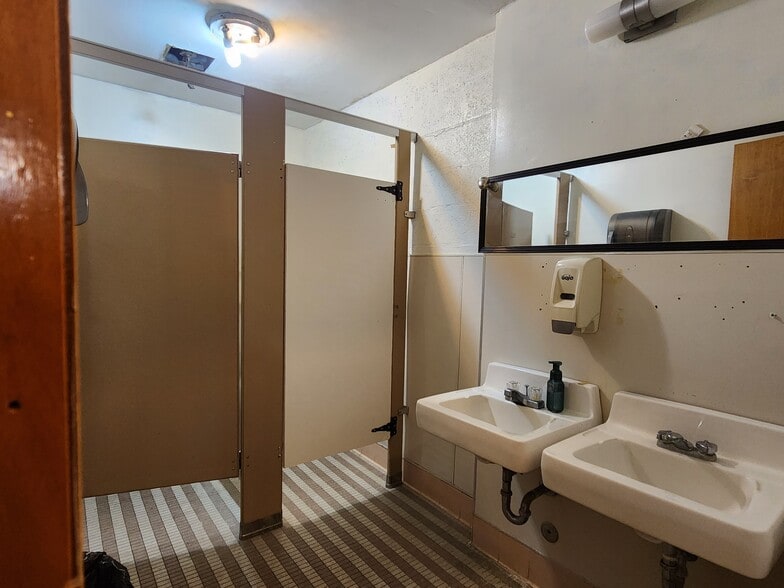More Photos Of 3216 E Cactus Rd, Phoenix Freestanding For Sale