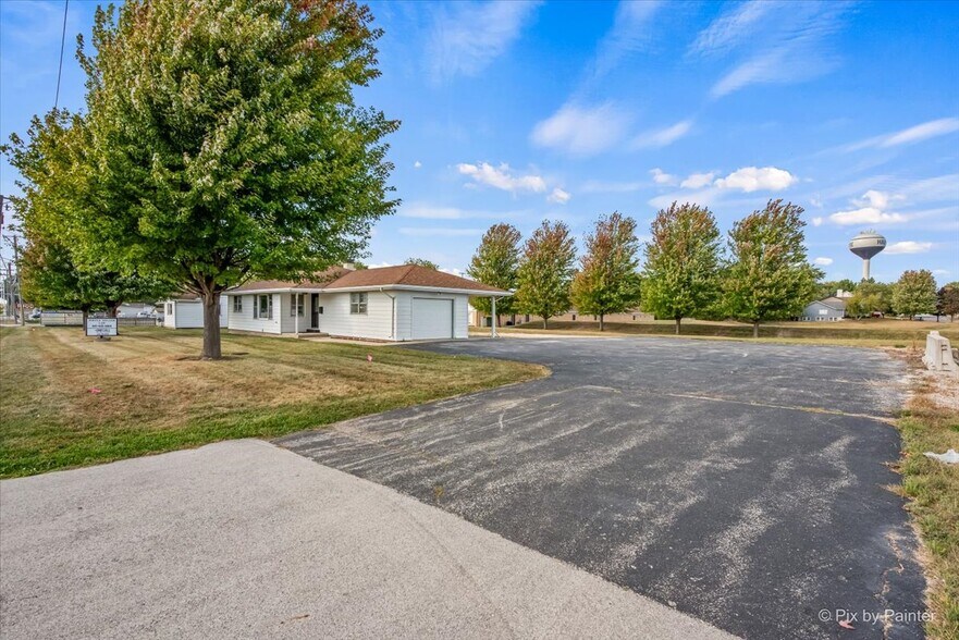 More Photos Of 124 E Oak Knoll Dr, Hampshire Office For Sale