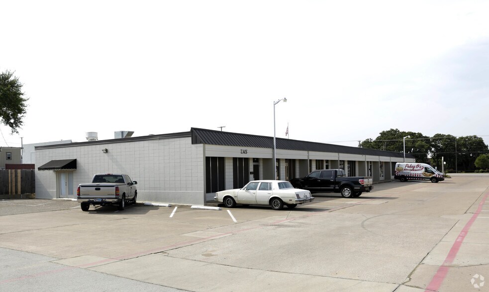 More Photos Of 2205 W Division St, Arlington Light Manufacturing For Lease