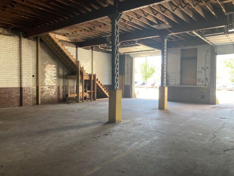More Photos Of 4837 N Lipps Ave, Chicago Bar For Lease