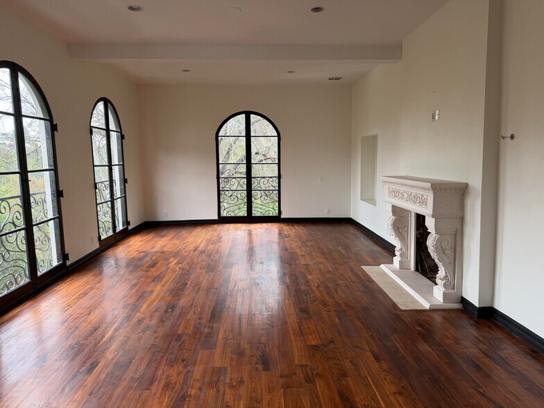Primary Photo Of 1301 N Beverly Dr, Beverly Hills Specialty For Sale