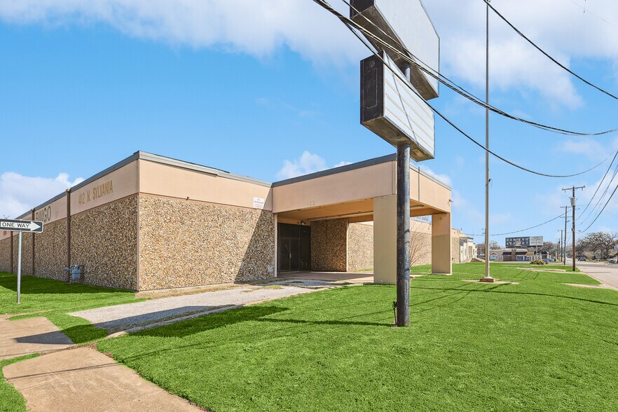 More Photos Of 412 N Sylvania Ave, Fort Worth Freestanding For Lease