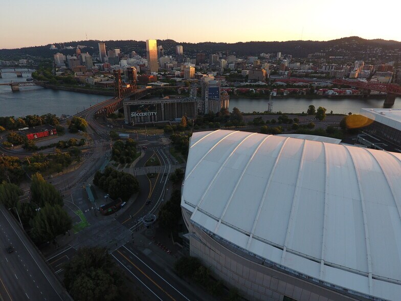 More Photos Of 900 N Thunderbird Way, Portland Distribution For Sale