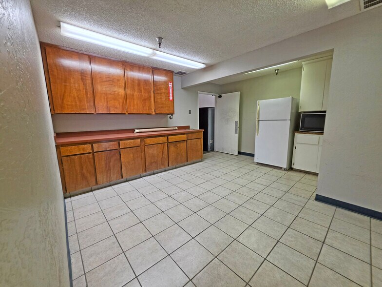 More Photos Of 4960 E Yale Ave, Fresno Warehouse For Sale