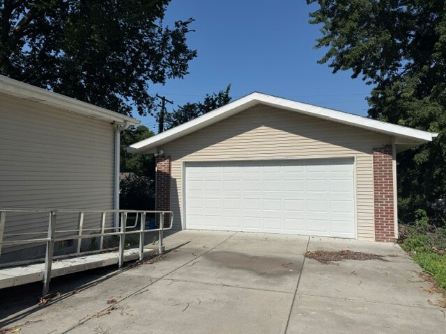 More Photos Of 3929 Lewis Ave, Lincoln Specialty For Sale