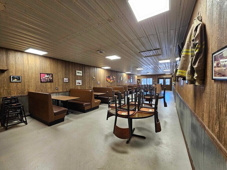 More Photos Of 215 Main St, Royalton Bar For Sale