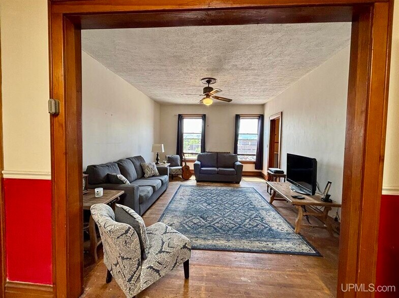 More Photos Of 221 W Washington St, Marquette Flex For Sale