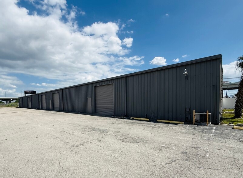 More Photos Of 11881 N 44th St, Clearwater Warehouse For Lease