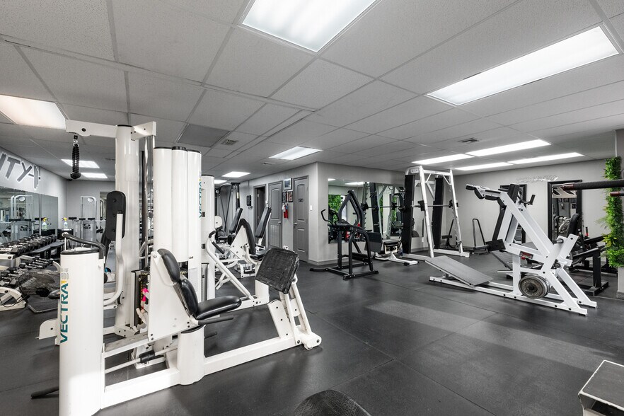 More Photos Of 604 S 77 Sunshine Strip, Harlingen Office For Sale