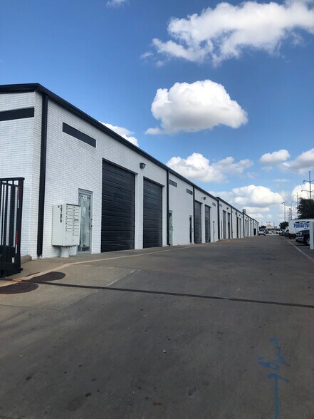 More Photos Of 3700 Dilido Rd, Dallas Service For Lease