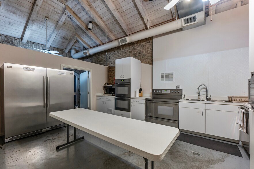 More Photos Of 660 S Zang Blvd, Dallas Office For Lease