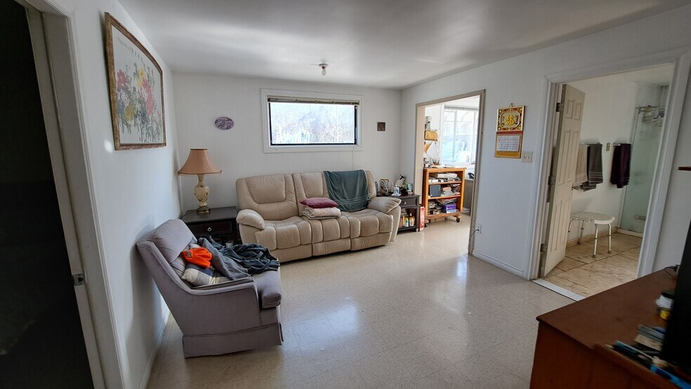 More Photos Of 31 Nelson St, Campbellford Recycling Center For Sale