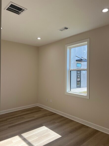 More Photos Of 1325 Main St, Katy Medical For Lease