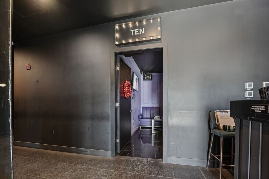 More Photos Of 400 Bergen Blvd, Palisades Park General Retail For Lease