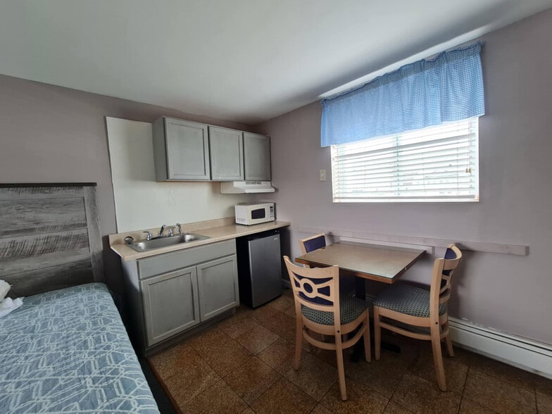 More Photos Of 198 Ashworth Ave, Hampton Hotel For Sale